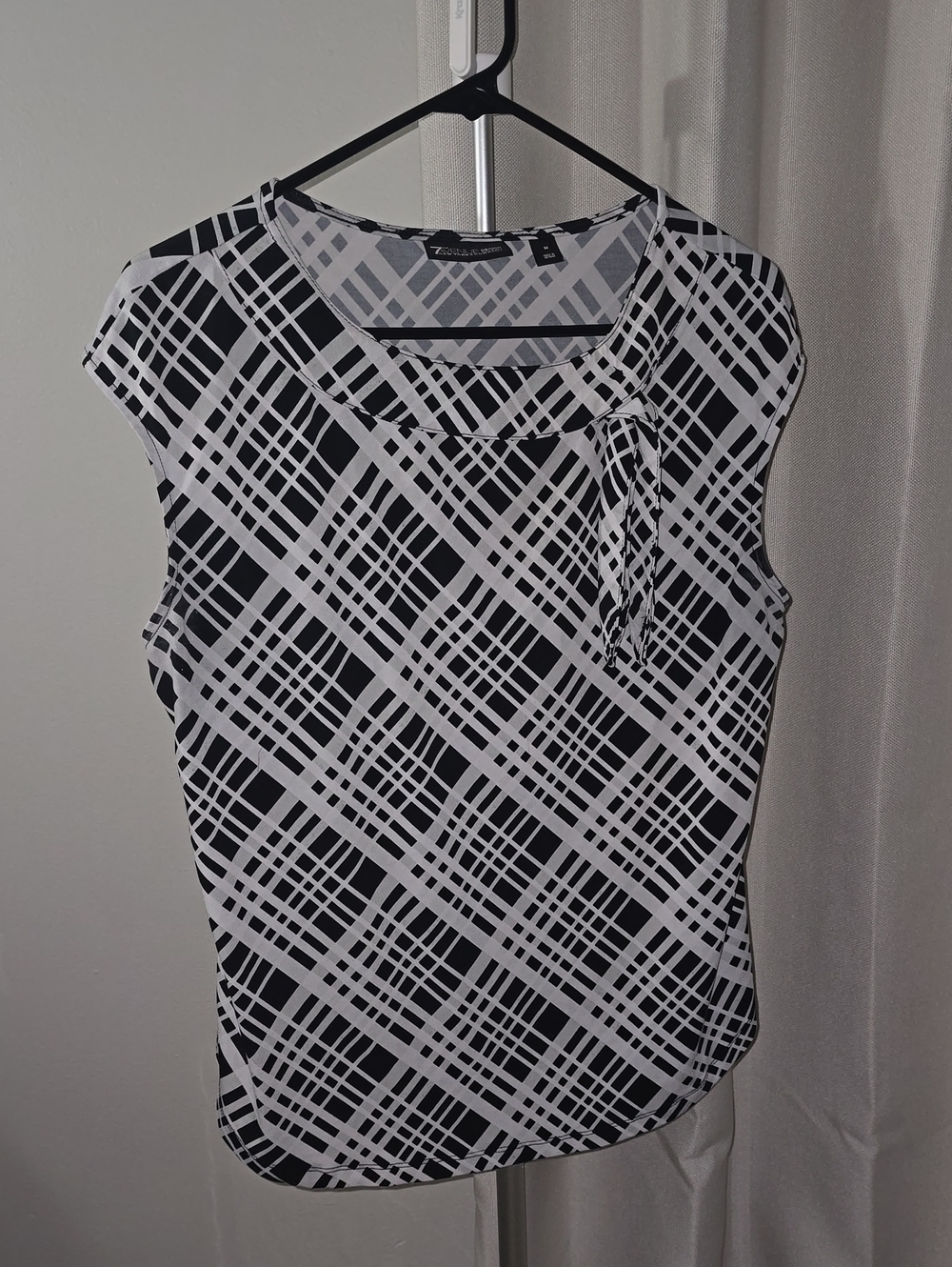 New York & Company Black & White Geometric Sleeveless Blouse